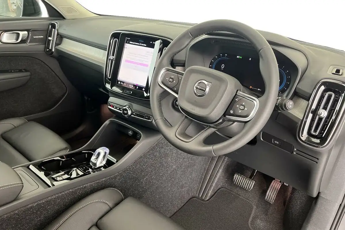 2024-volvo-xc40-20-b3-ultra-bright-big-9