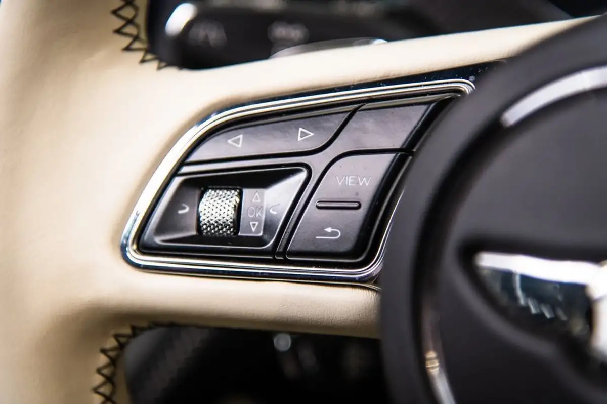 2023-bentley-bentayga-30-hybrid-big-18