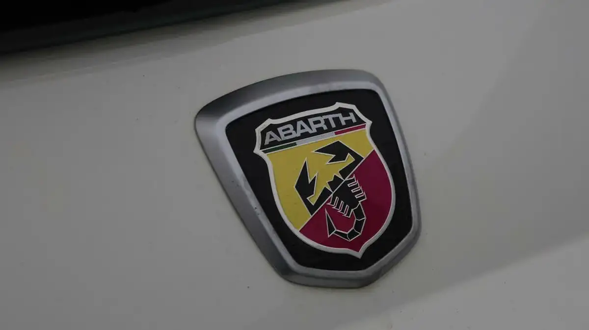 2017-abarth-595-14-tjet-big-19