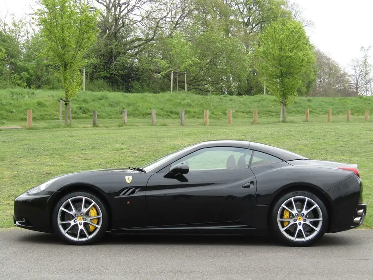 2010-ferrari-california-43-big-18