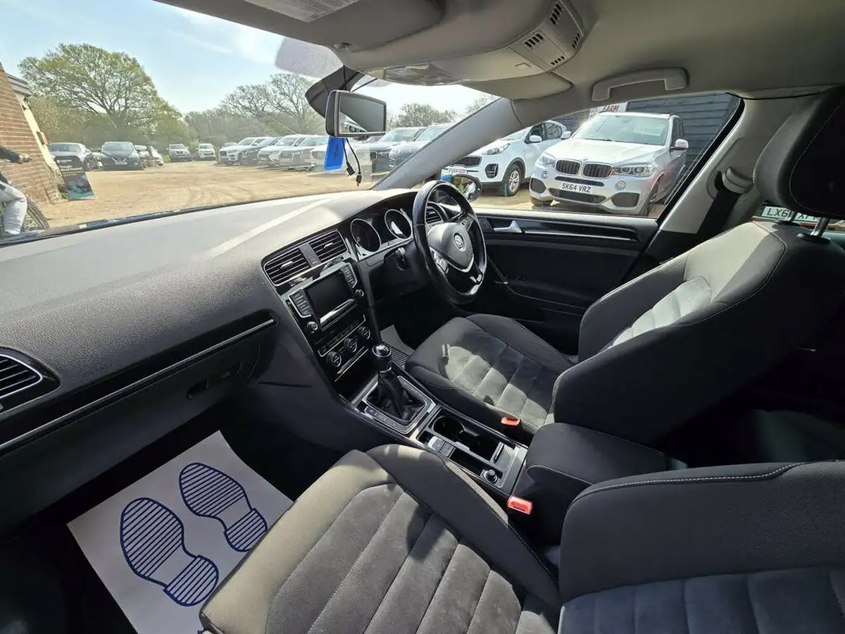 2013-volkswagen-golf-20tdi-gt-ss-hatchback-5d-big-9