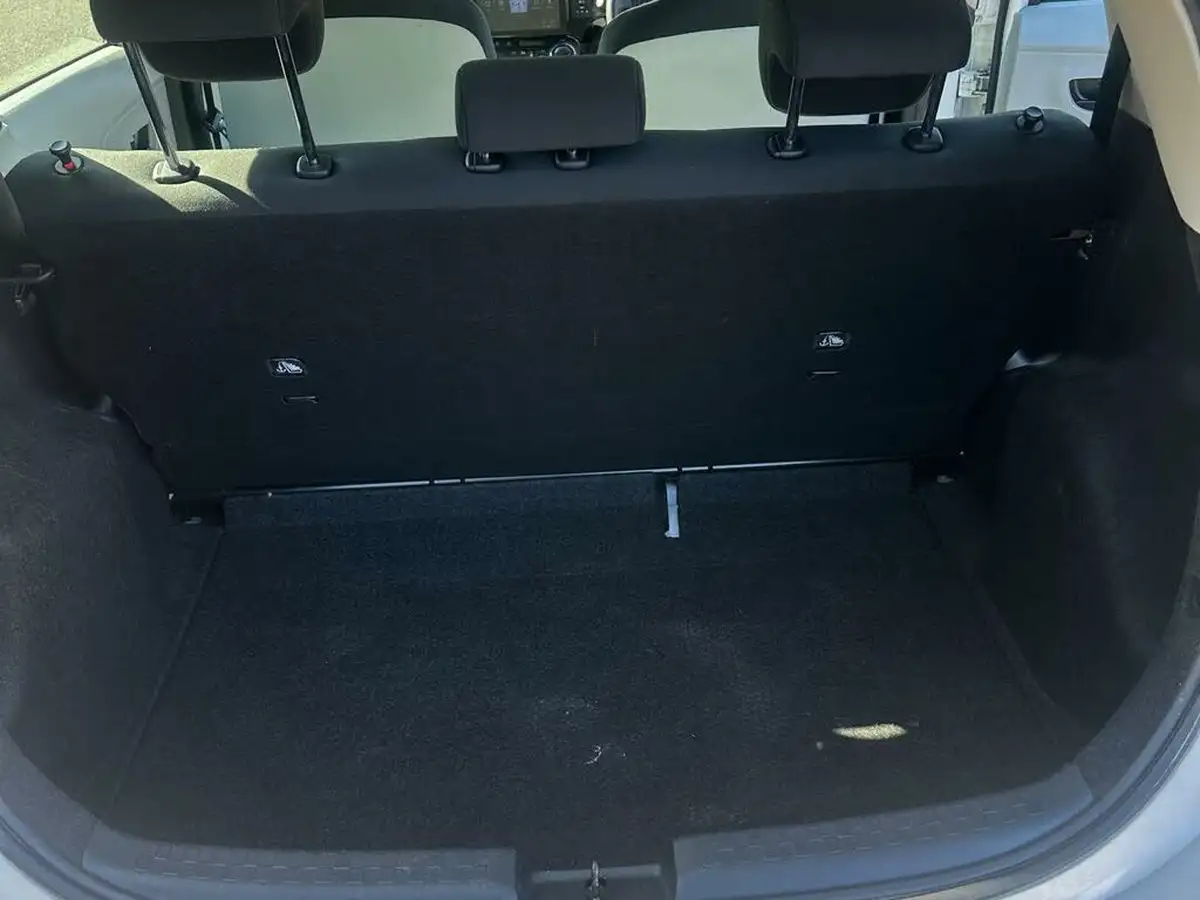 2014-toyota-yaris-big-31