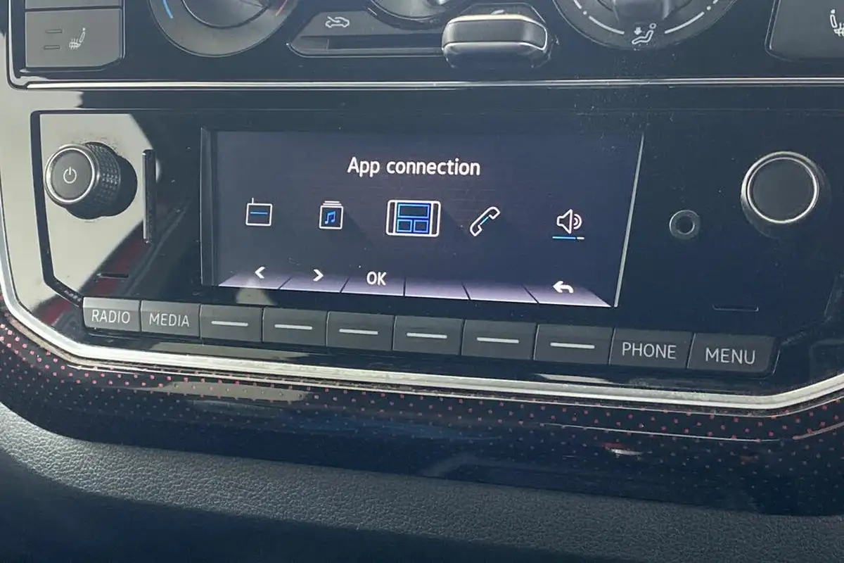 2021-volkswagen-up-10-gti-5d-big-19