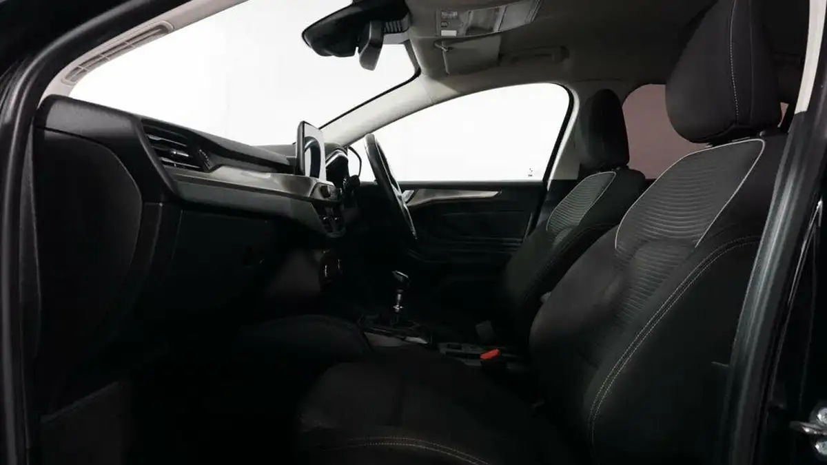 2021-ford-focus-15-titanium-edition-hatchback-big-10