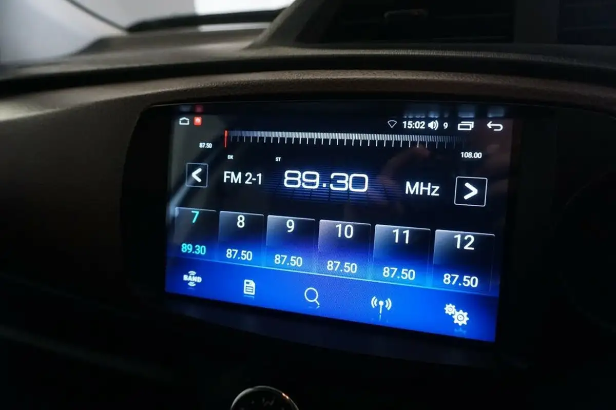 2011-toyota-yaris-big-25