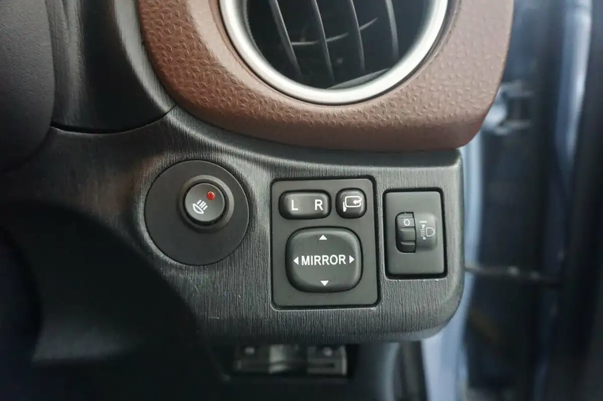 2011-toyota-yaris-big-21