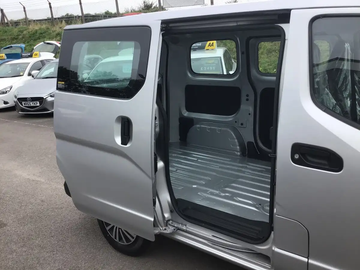 2021-nissan-nv200-big-7