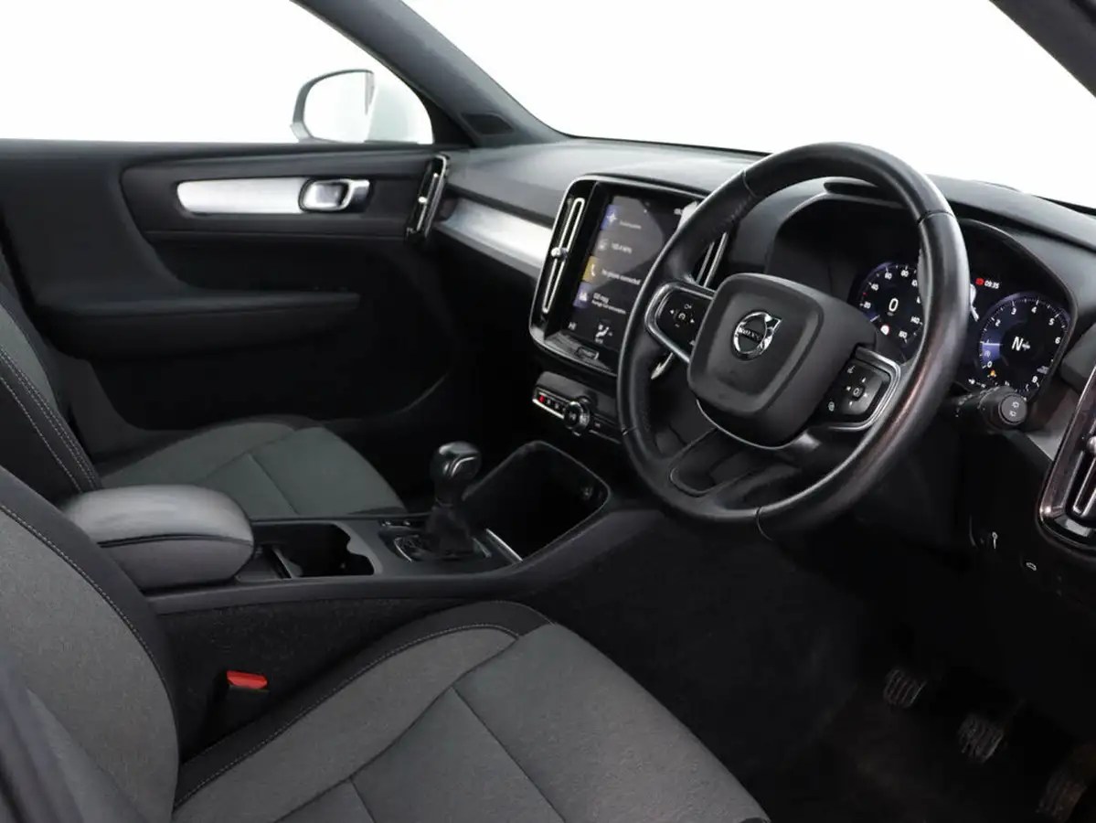 2020-volvo-xc40-15-t3-momentum-big-34