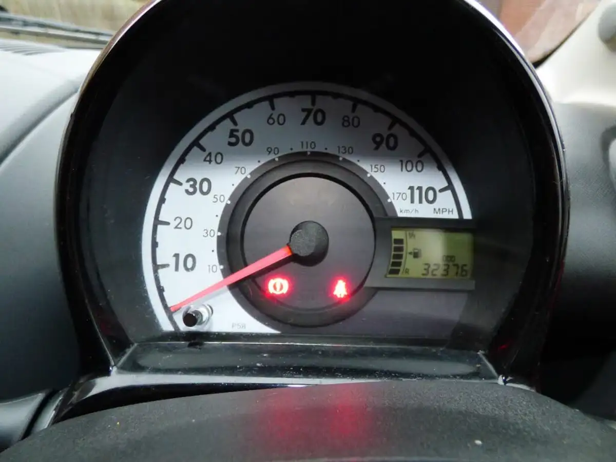 2012-toyota-aygo-10-aygo-go-5d-big-14