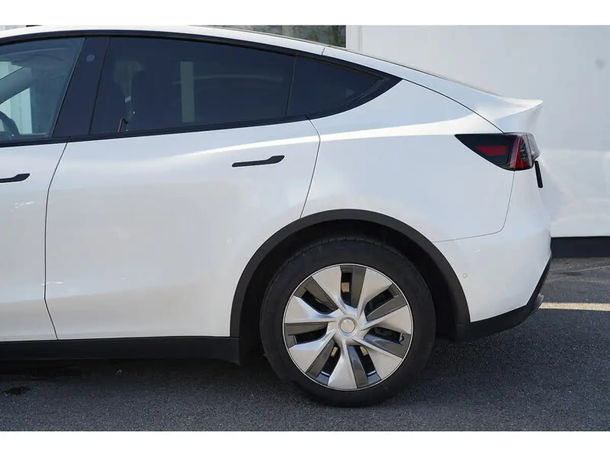 2022-tesla-model-y-e-long-range-big-7