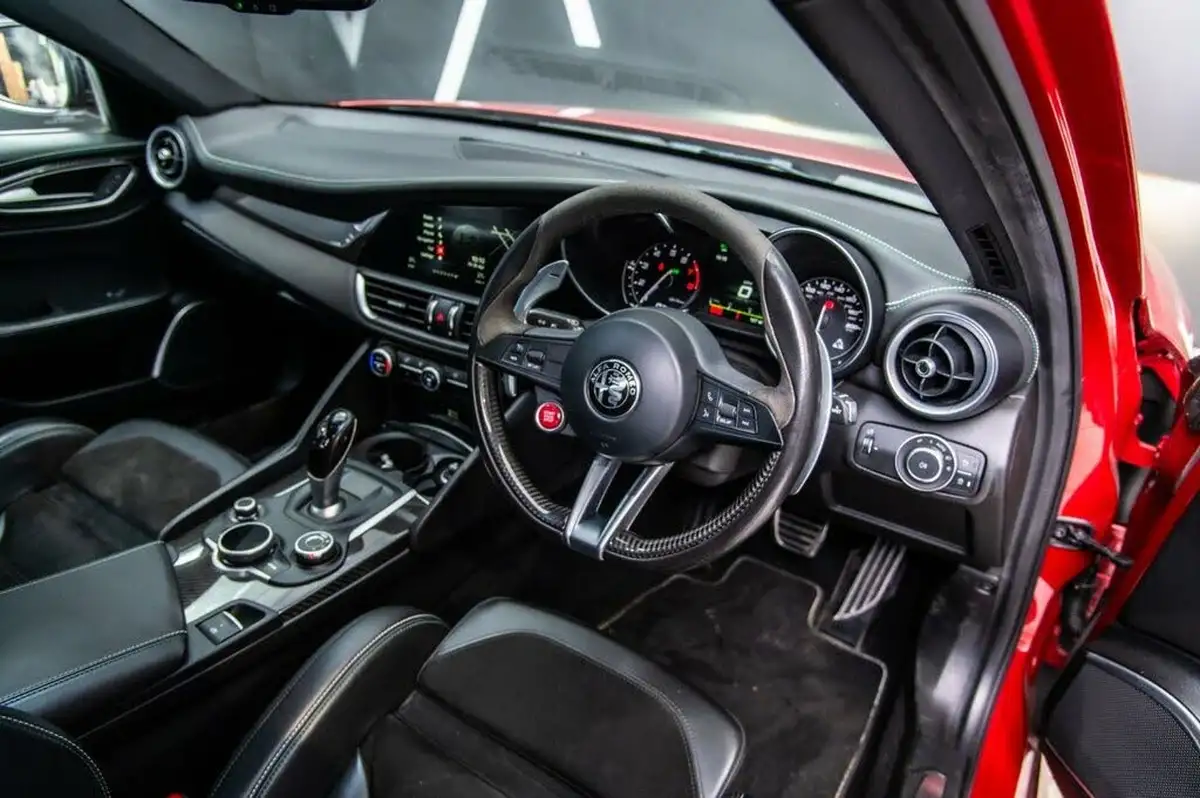 2017-alfa-romeo-giulia-29-biturbo-quadrifoglio-big-2