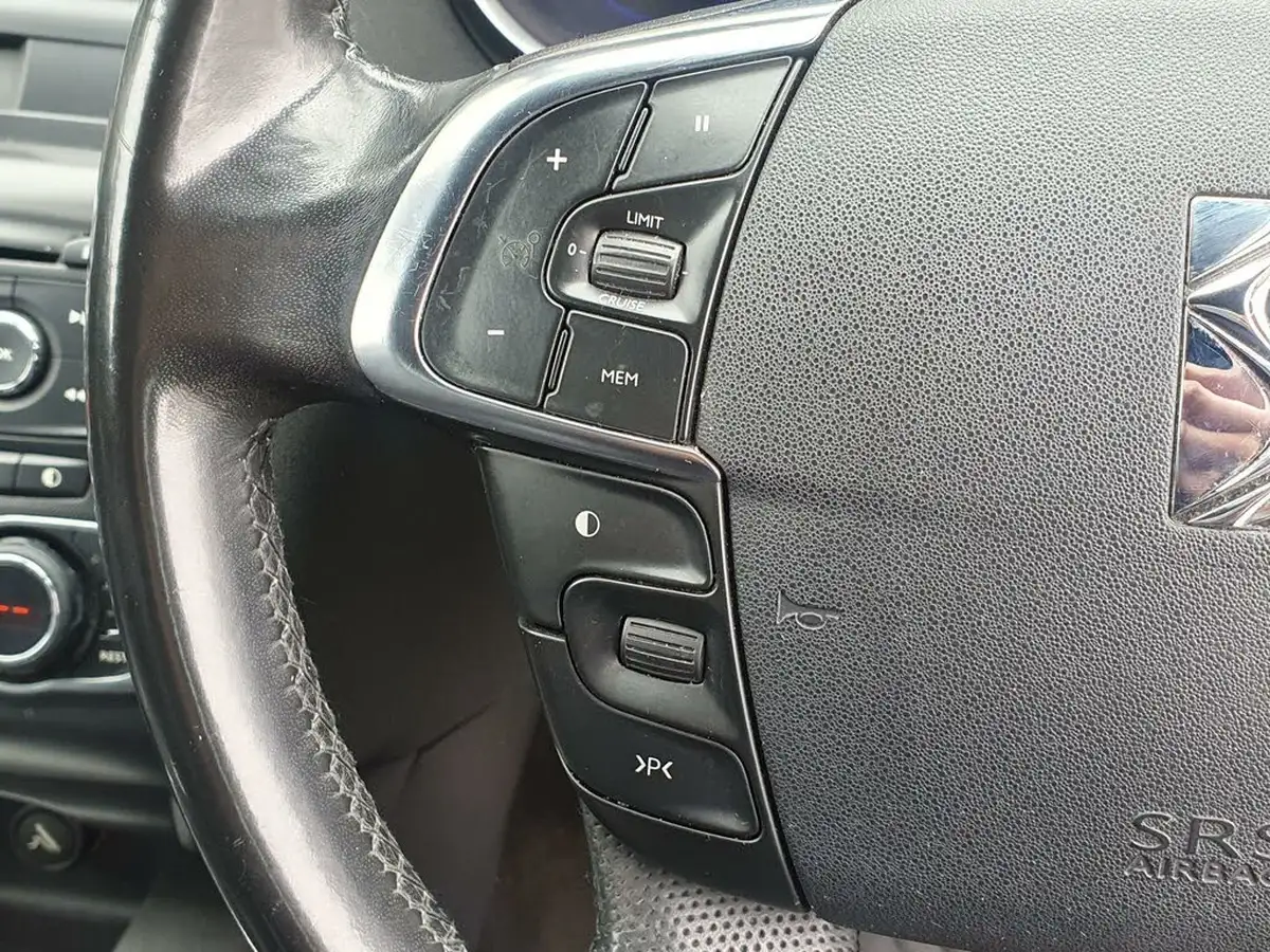 2013-citroen-ds4-20hdi-dsport-big-36