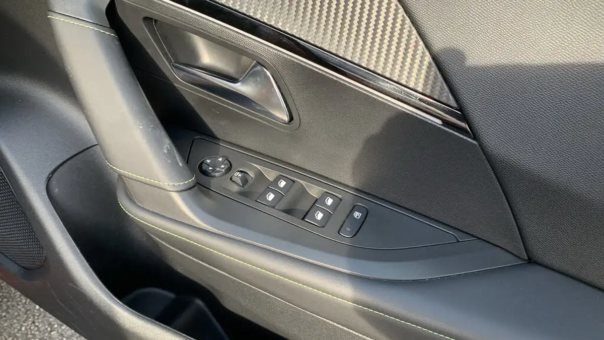 2021-peugeot-2008-suv-e-gt-premium-big-21