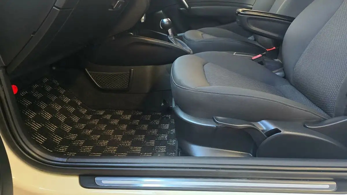 2013-audi-a1-big-15