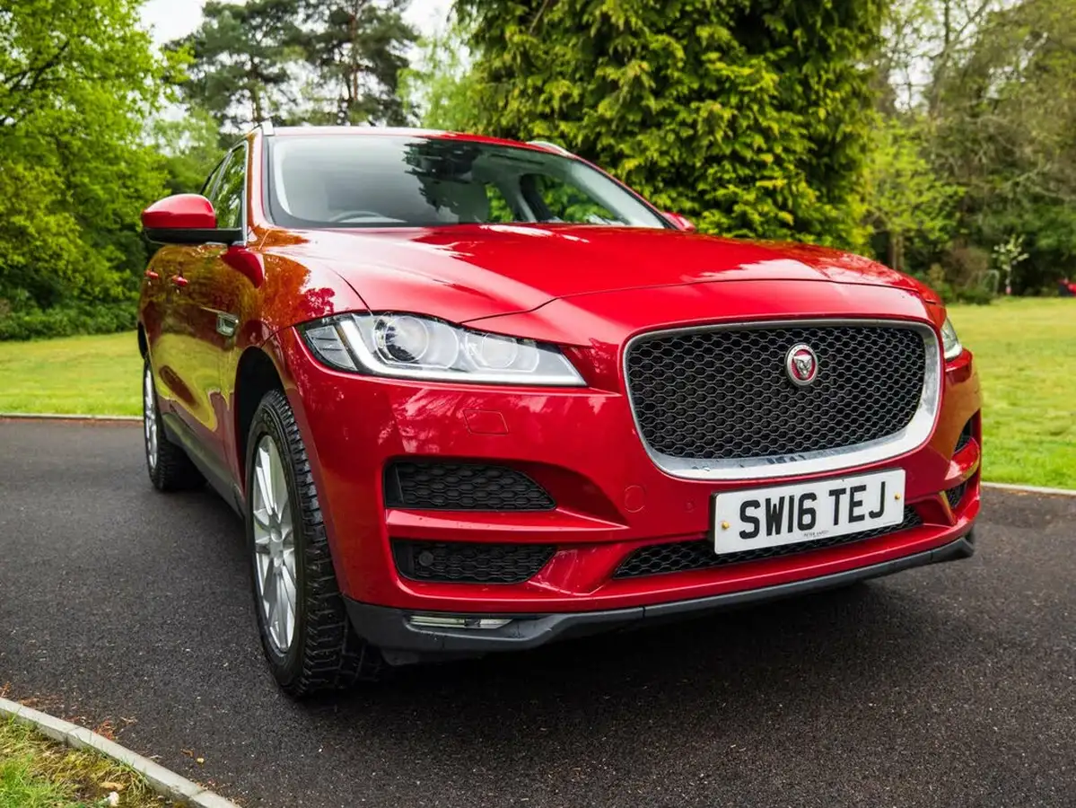 2016-jaguar-f-pace-20-i4d-portfolio-awd-auto-big-17