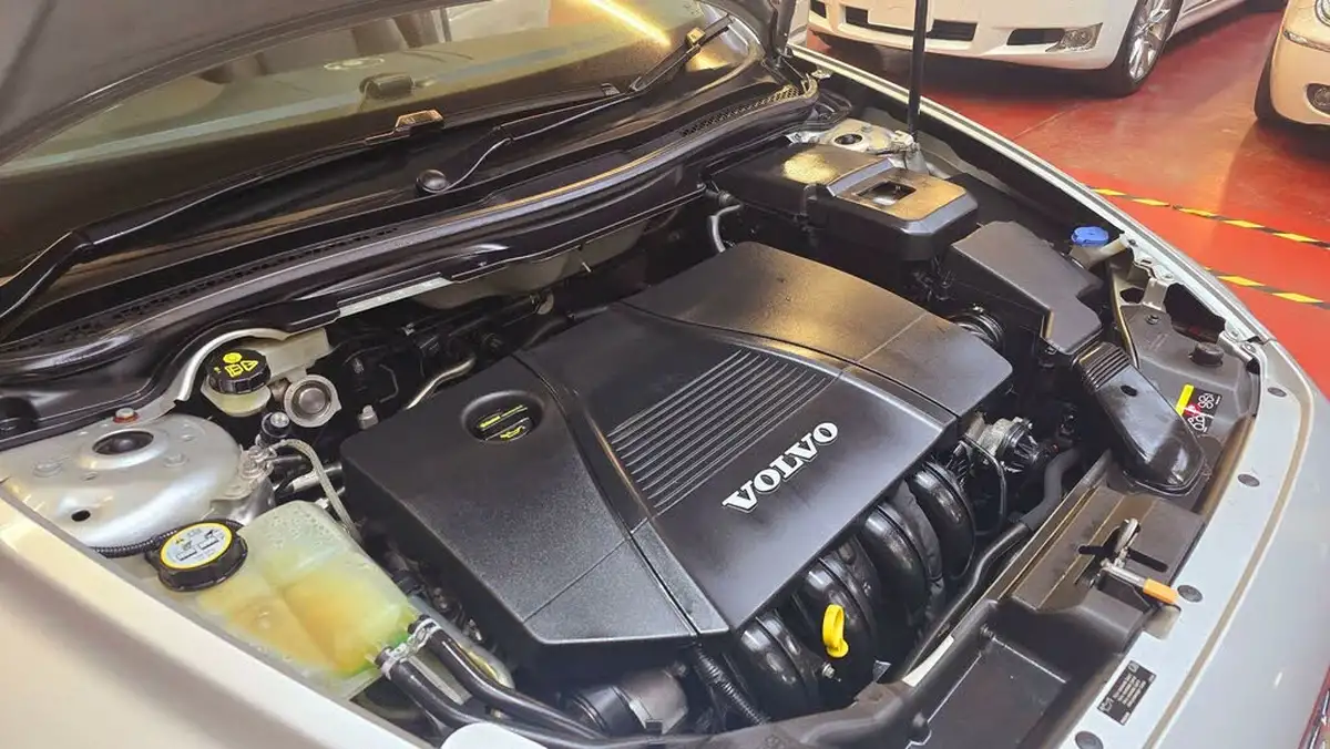 2012-volvo-v50-big-30