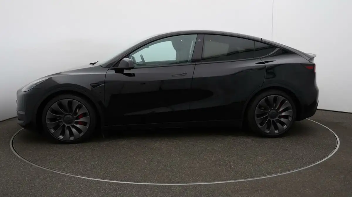 2023-tesla-model-y-e-performance-big-4