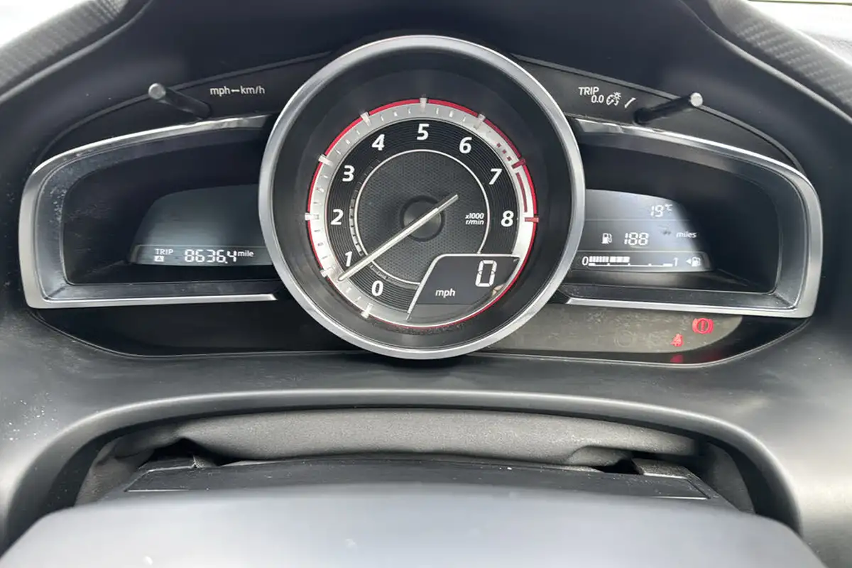 2015-mazda-mazda3-20-sport-nav-120ps-fastback-4d-big-12