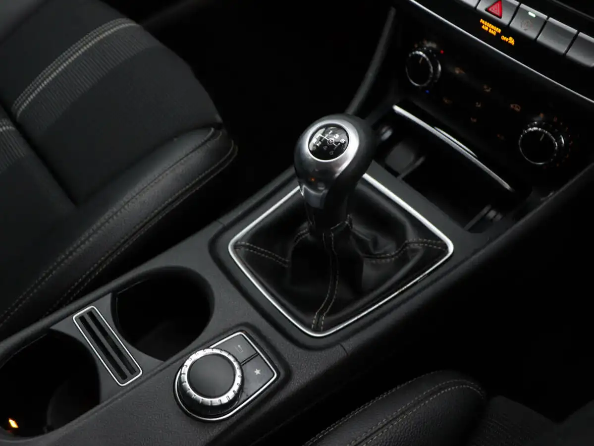 2019-mercedes-benz-gla-class-16-gla-180-urban-edition-big-27