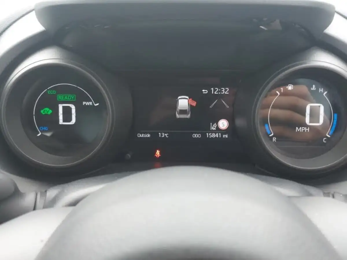 2022-toyota-yaris-cross-15-vvt-i-icon-big-12