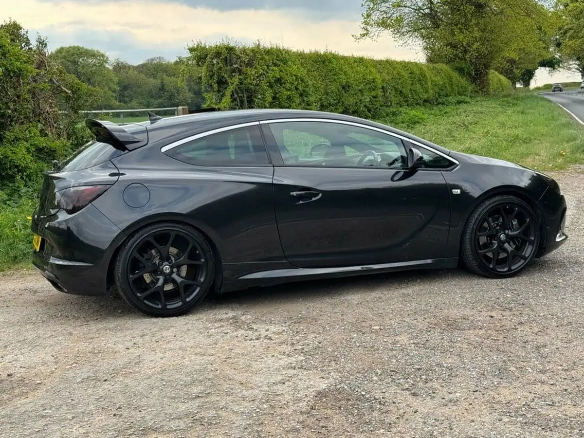 2013-vauxhall-astra-20-vxr-big-6