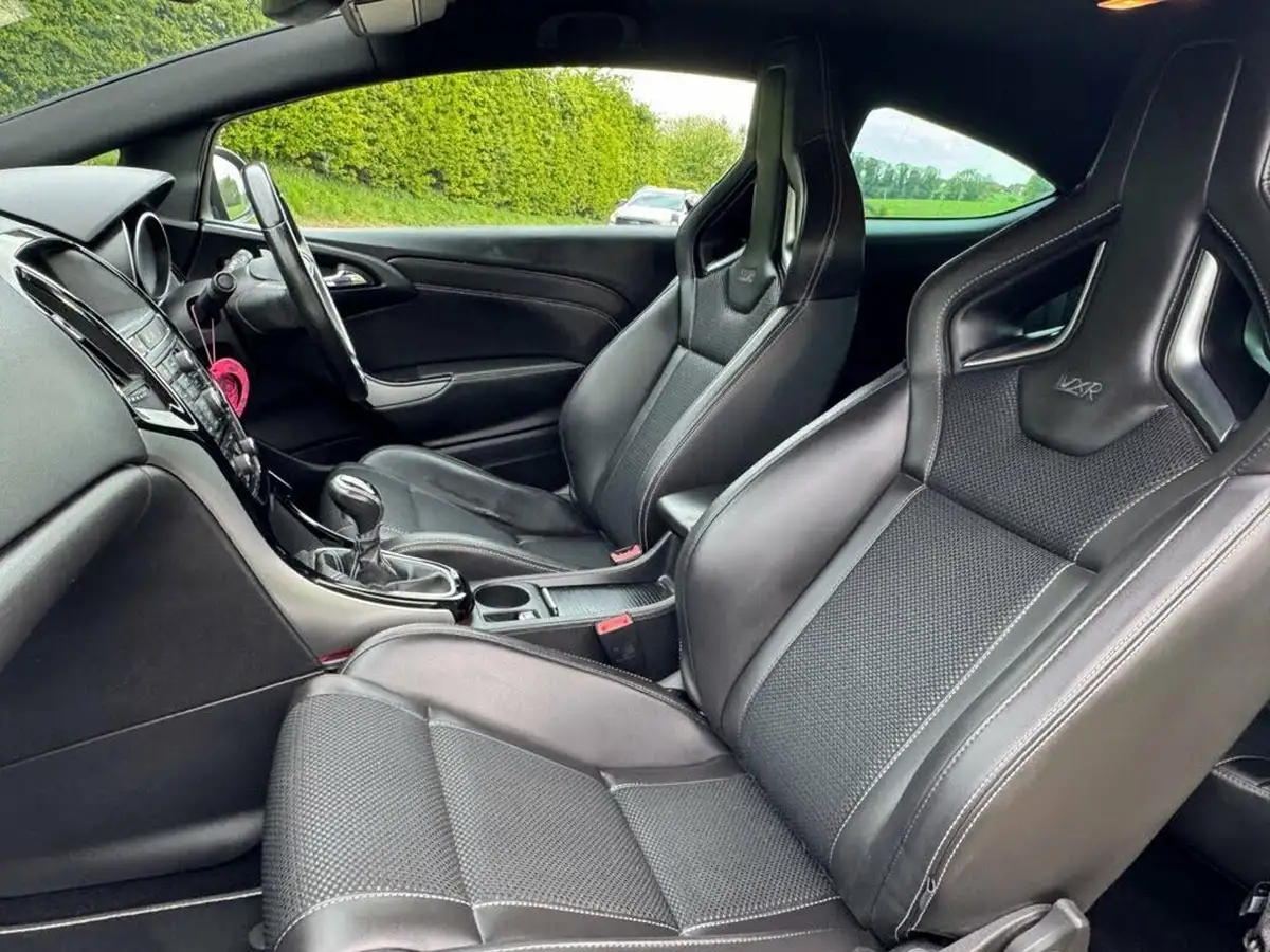 2013-vauxhall-astra-20-vxr-big-34