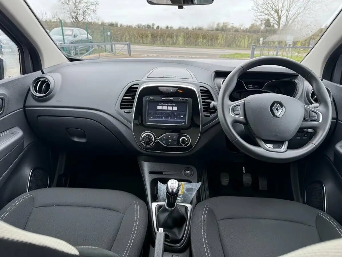 2018-renault-captur-09-tce-iconic-big-32