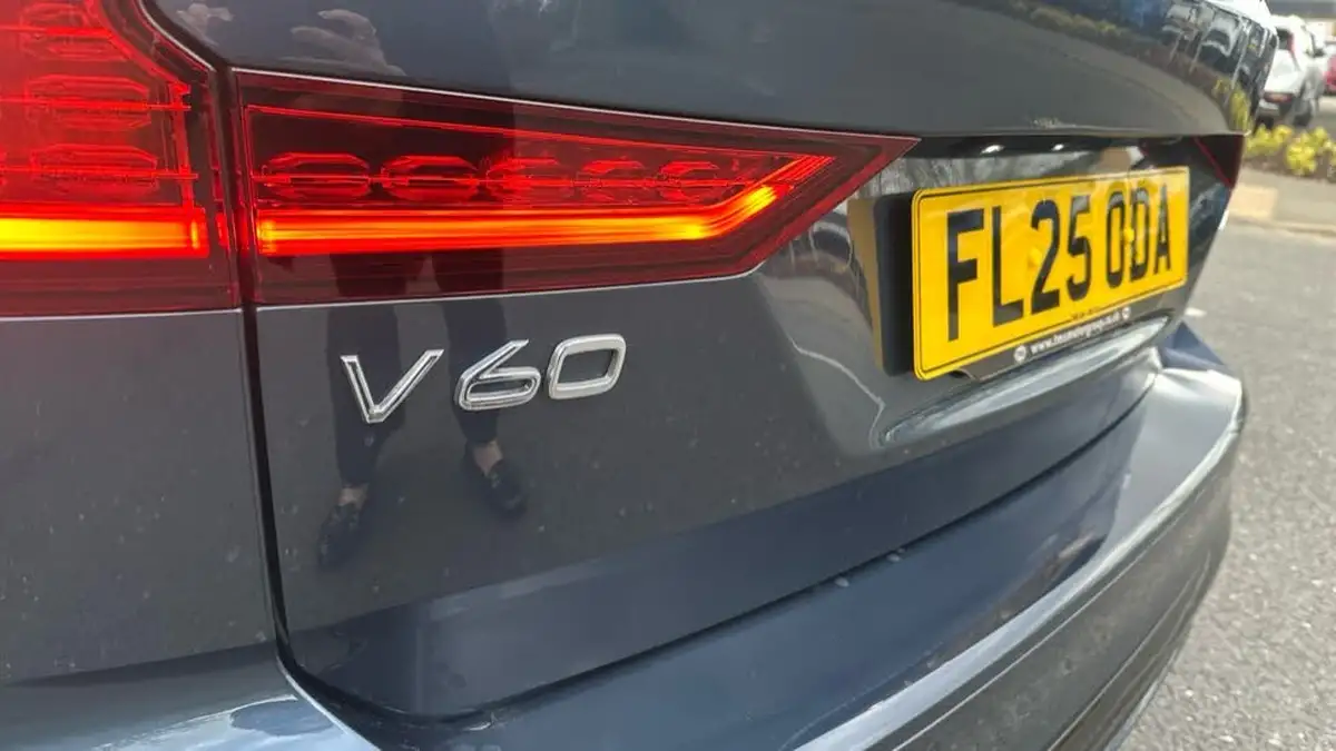 2025-volvo-v60-20-b4-plus-station-wagon-big-39