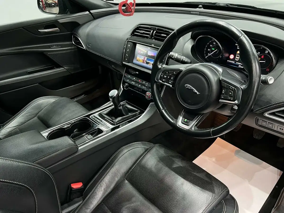 2015-jaguar-xe-20td-r-sport-180ps-big-17