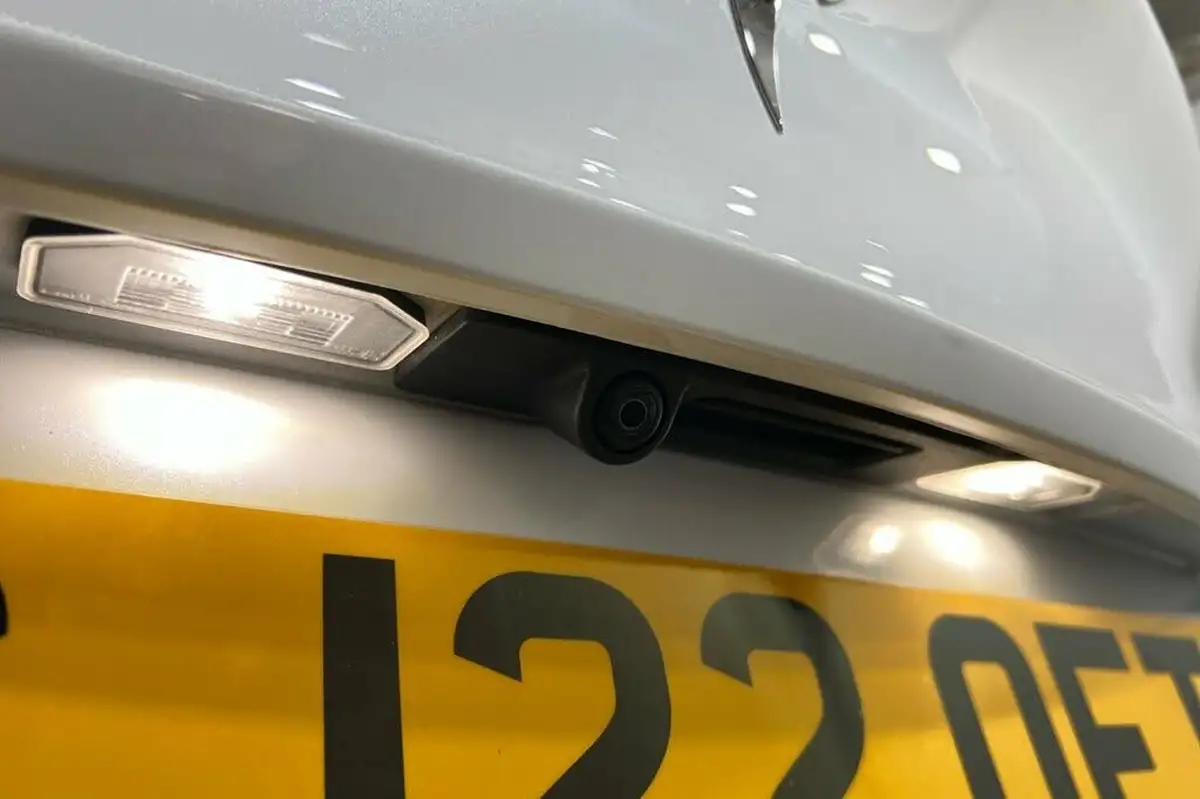 2022-tesla-model-y-e-long-range-big-15