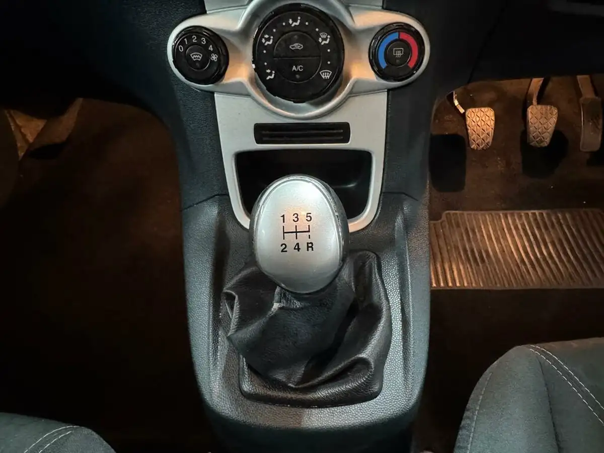 2009-ford-fiesta-125-zetec-3d-big-38