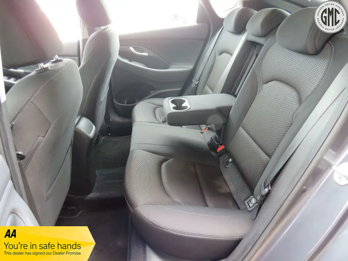 2018-hyundai-i30-14-t-gdi-se-nav-isg-fastback-dct-big-2