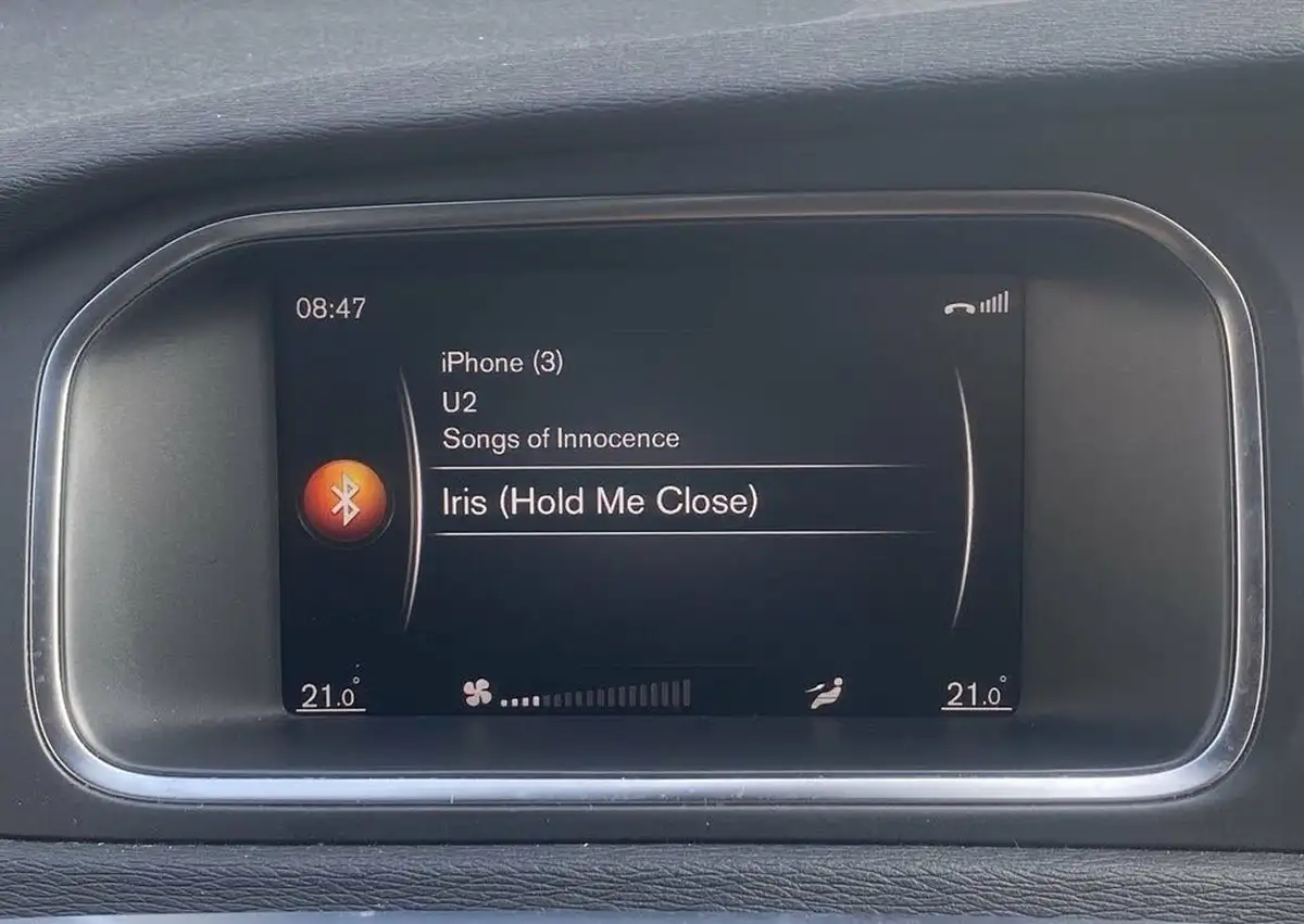 2019-volvo-v40-20-t2-momentum-edition-big-40