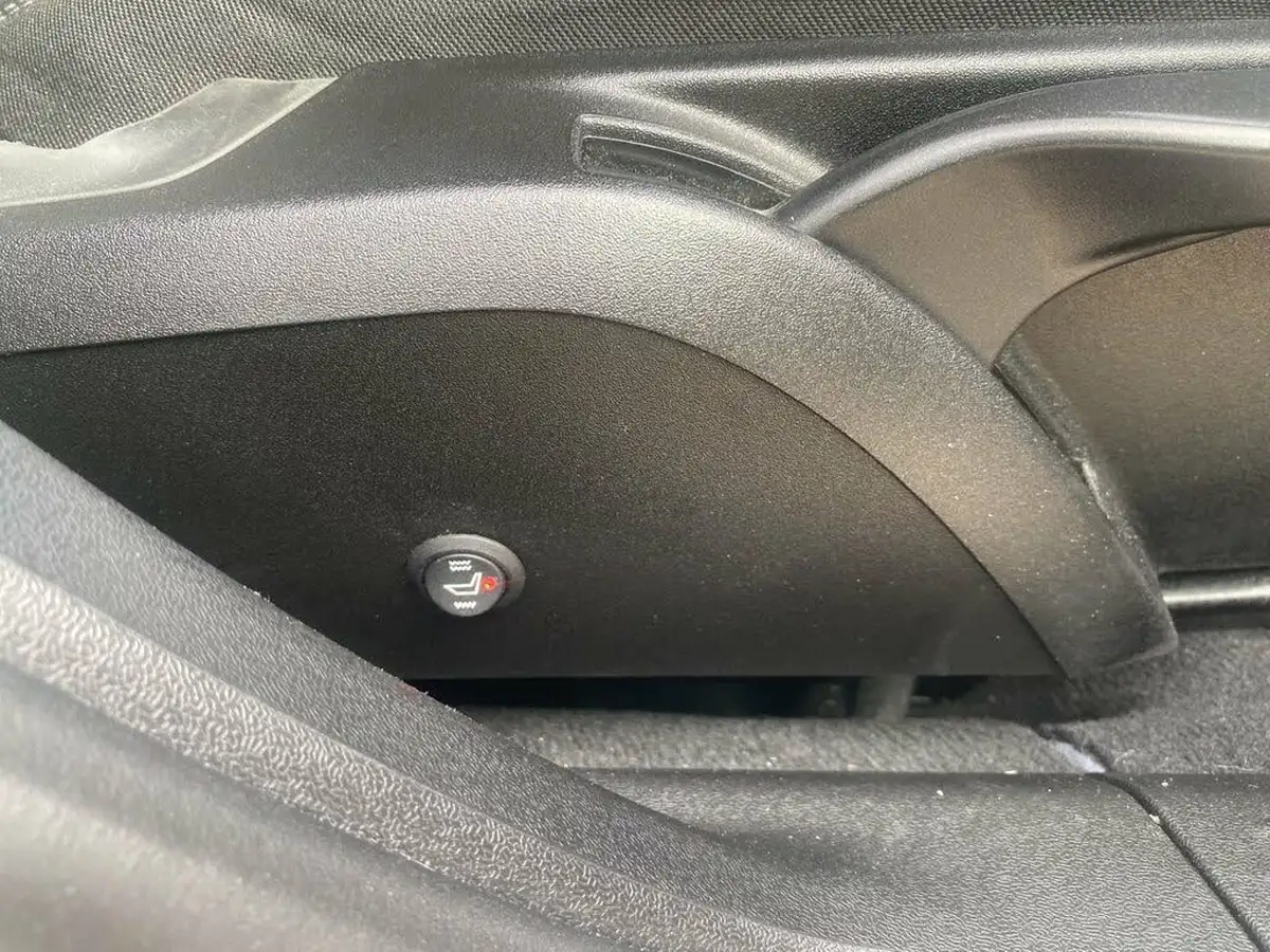 2019-volvo-v40-20-t2-momentum-edition-big-16