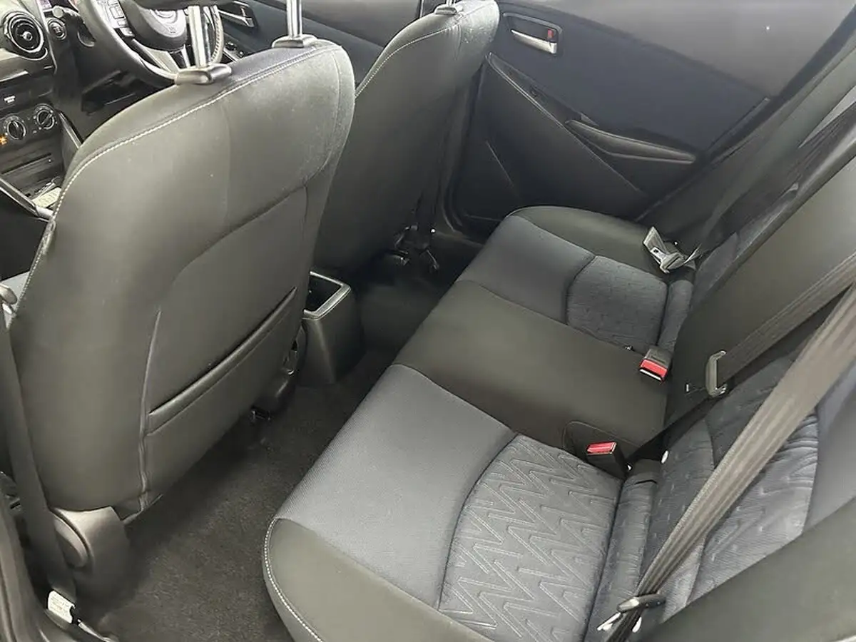 2015-mazda-mazda2-15-se-l-90ps-big-10