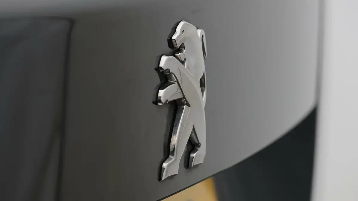 2023-peugeot-2008-suv-e-gt-136bhp-50kwh-station-wagon-big-2