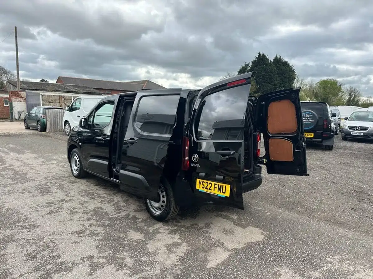2022-toyota-proace-city-15d-active-big-27