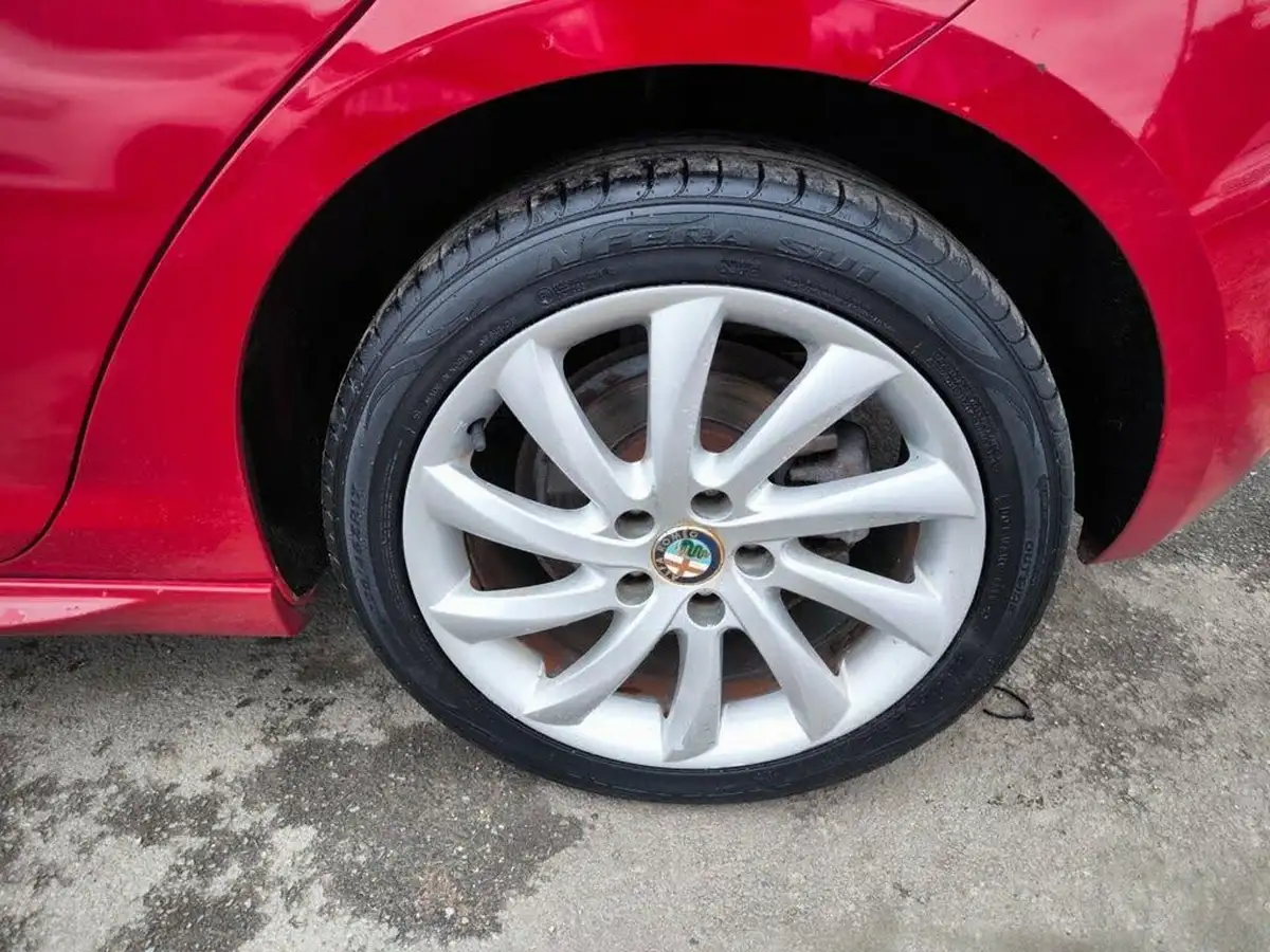 2010-alfa-romeo-giulietta-20td-veloce-big-18