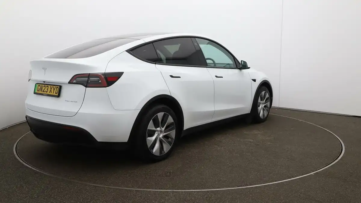 2023-tesla-model-y-e-long-range-big-7