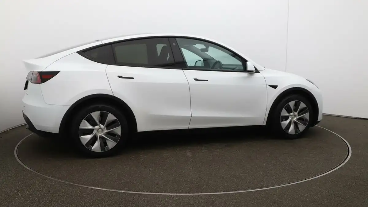 2022-tesla-model-y-e-long-range-big-42