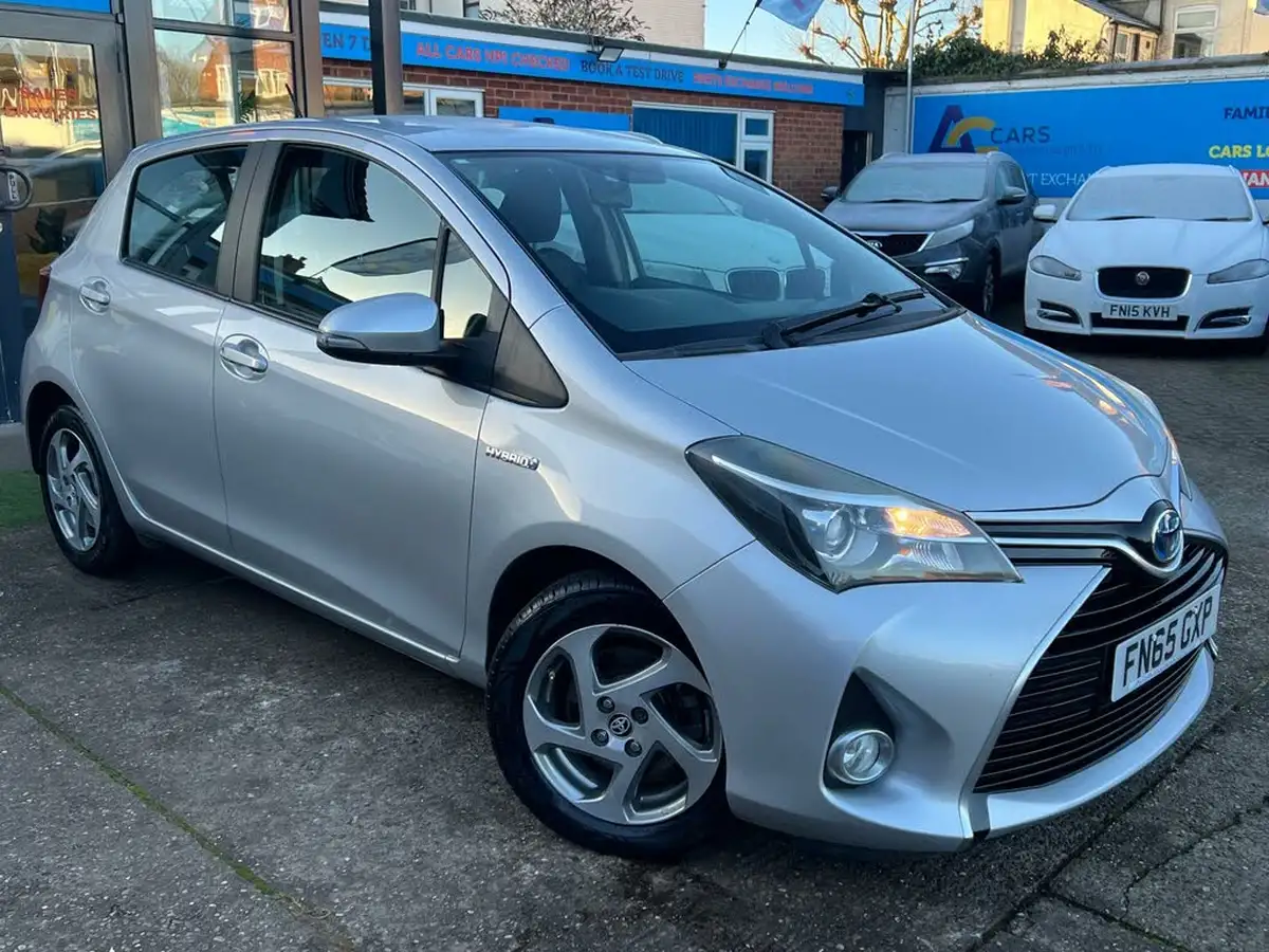 2015-toyota-yaris-15-vvt-i-icon-hybrid-big-40