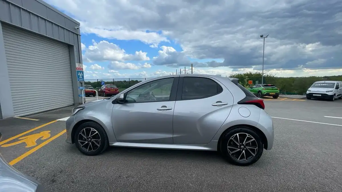 2022-toyota-yaris-15-vvt-i-design-big-16
