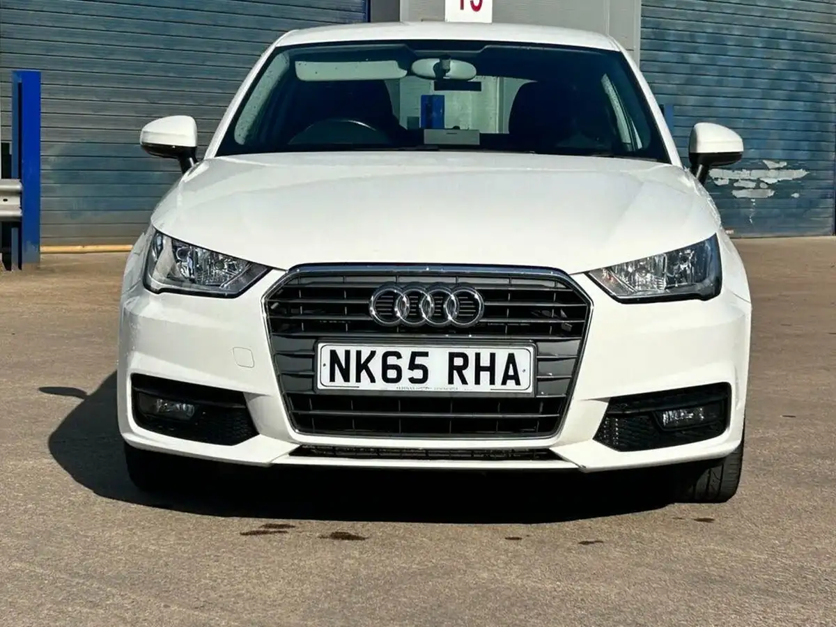 2015-audi-a1-10-sport-hatchback-3d-big-1