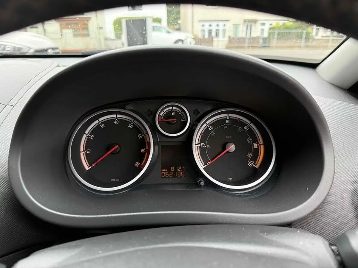 2013-vauxhall-corsa-12-3d-big-16