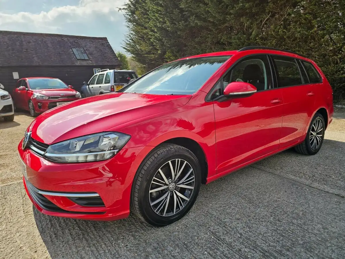 2019-volkswagen-golf-20tdi-se-estate-5d-dsg-big-2