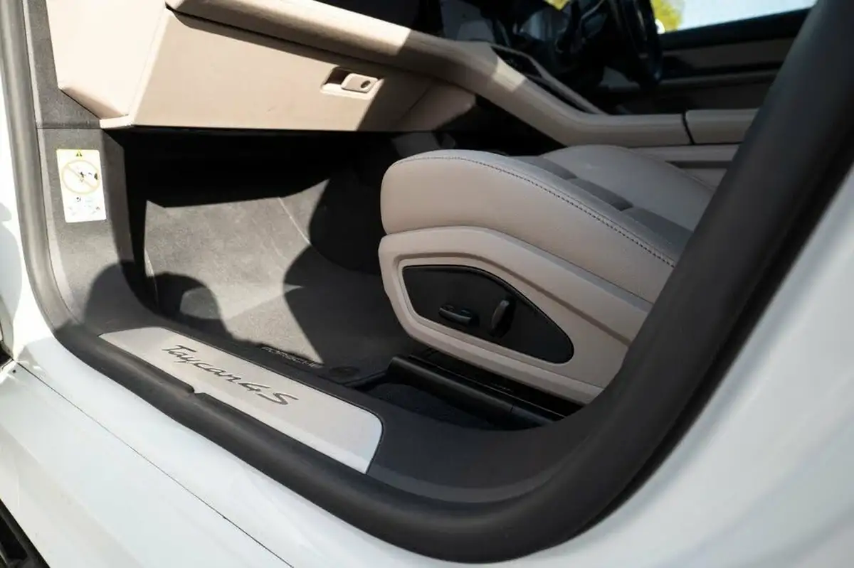 2021-porsche-taycan-e-4s-571ps-performance-battery-plus-big-25