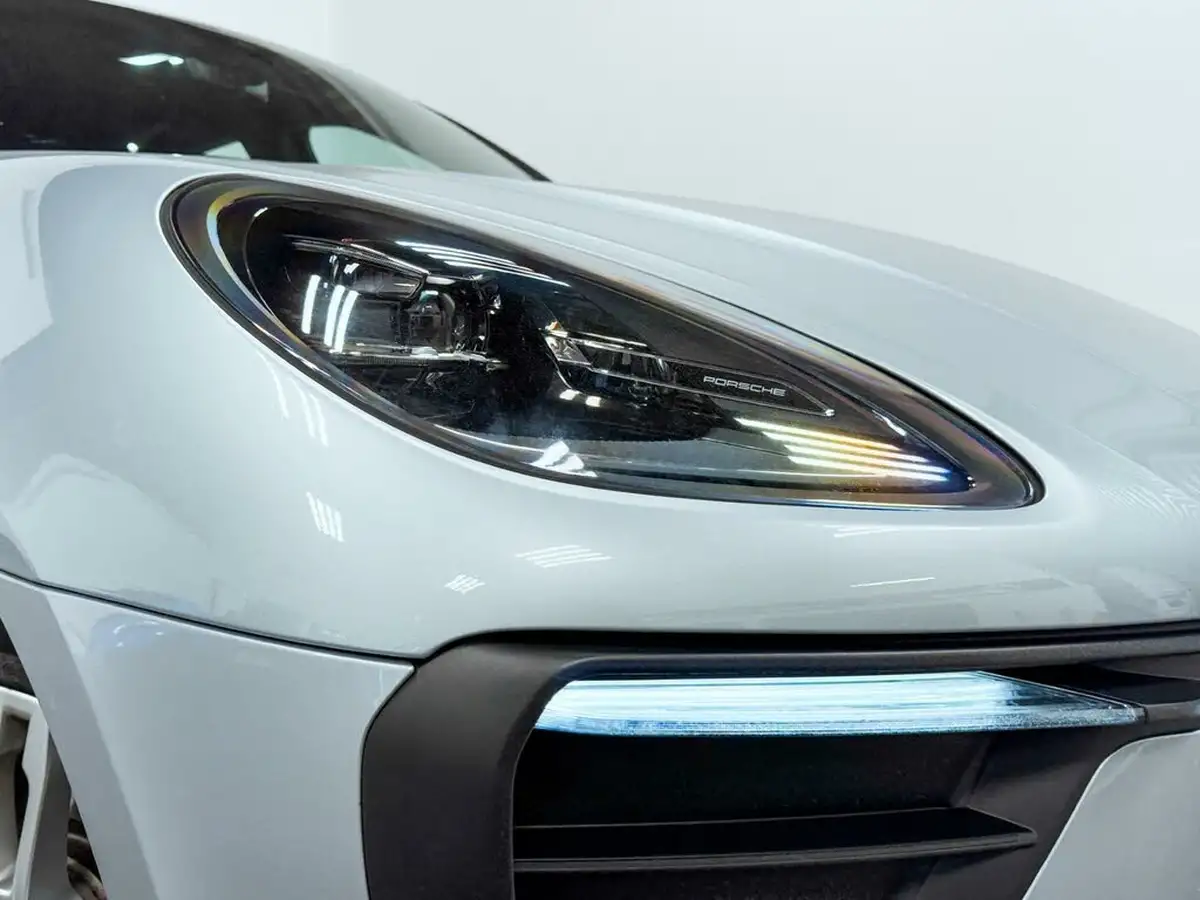2023-porsche-macan-20-big-10