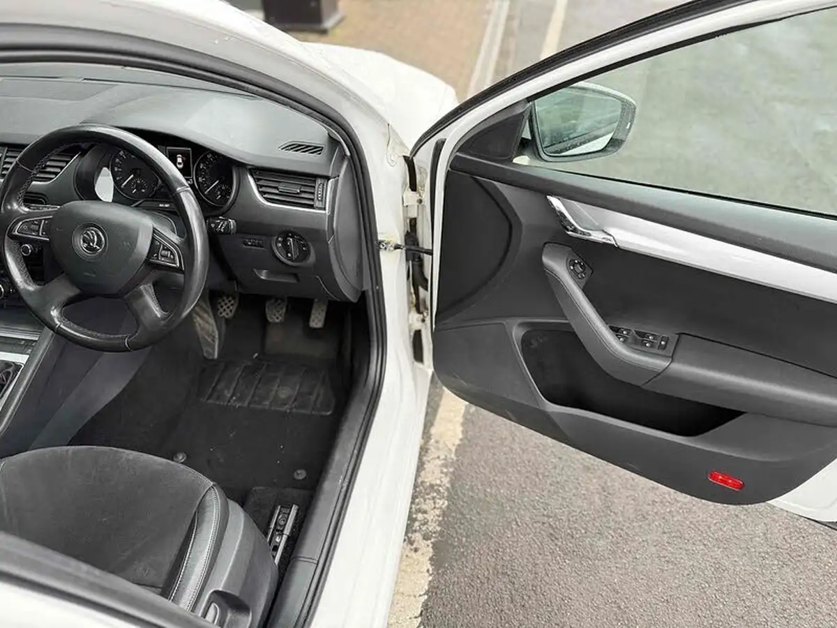 2013-skoda-octavia-20tdi-elegance-hatchback-big-14
