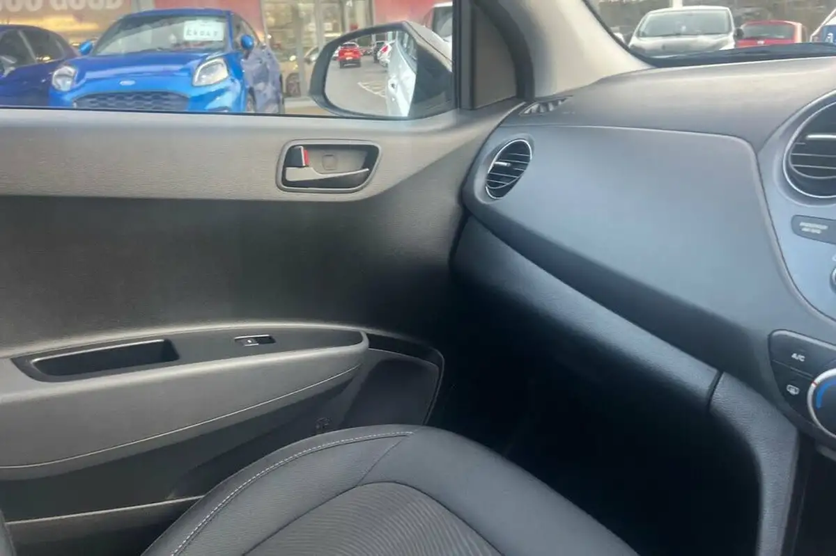 2019-hyundai-i10-10-play-big-37