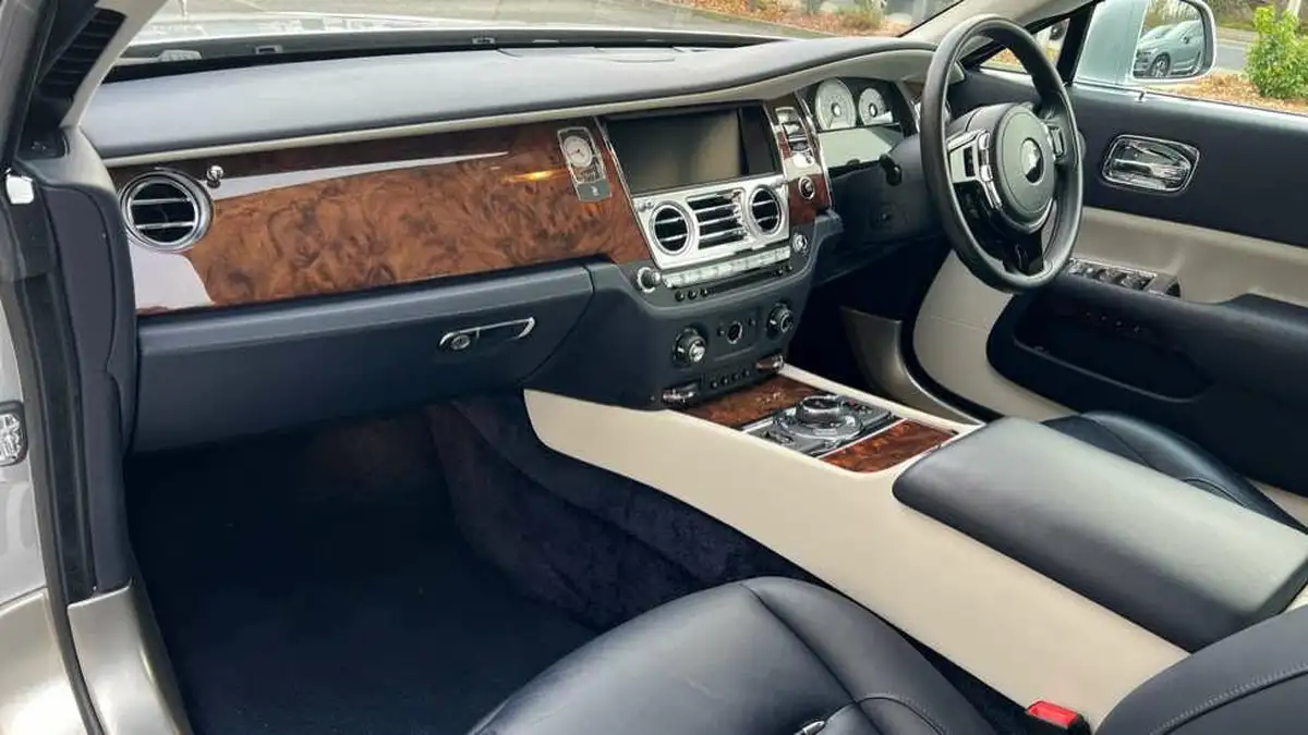 2017-rolls-royce-wraith-66-big-9